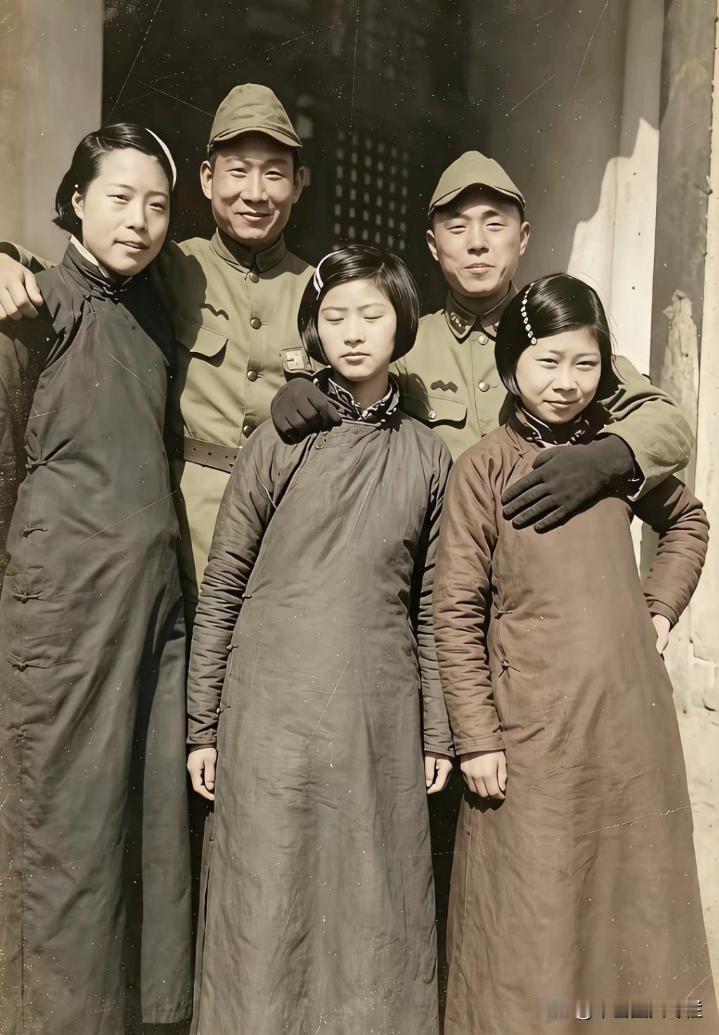 这是日本侵华期间，三名女汉奸和两名日本鬼子兵的合影！照片经过了AI修复处理。