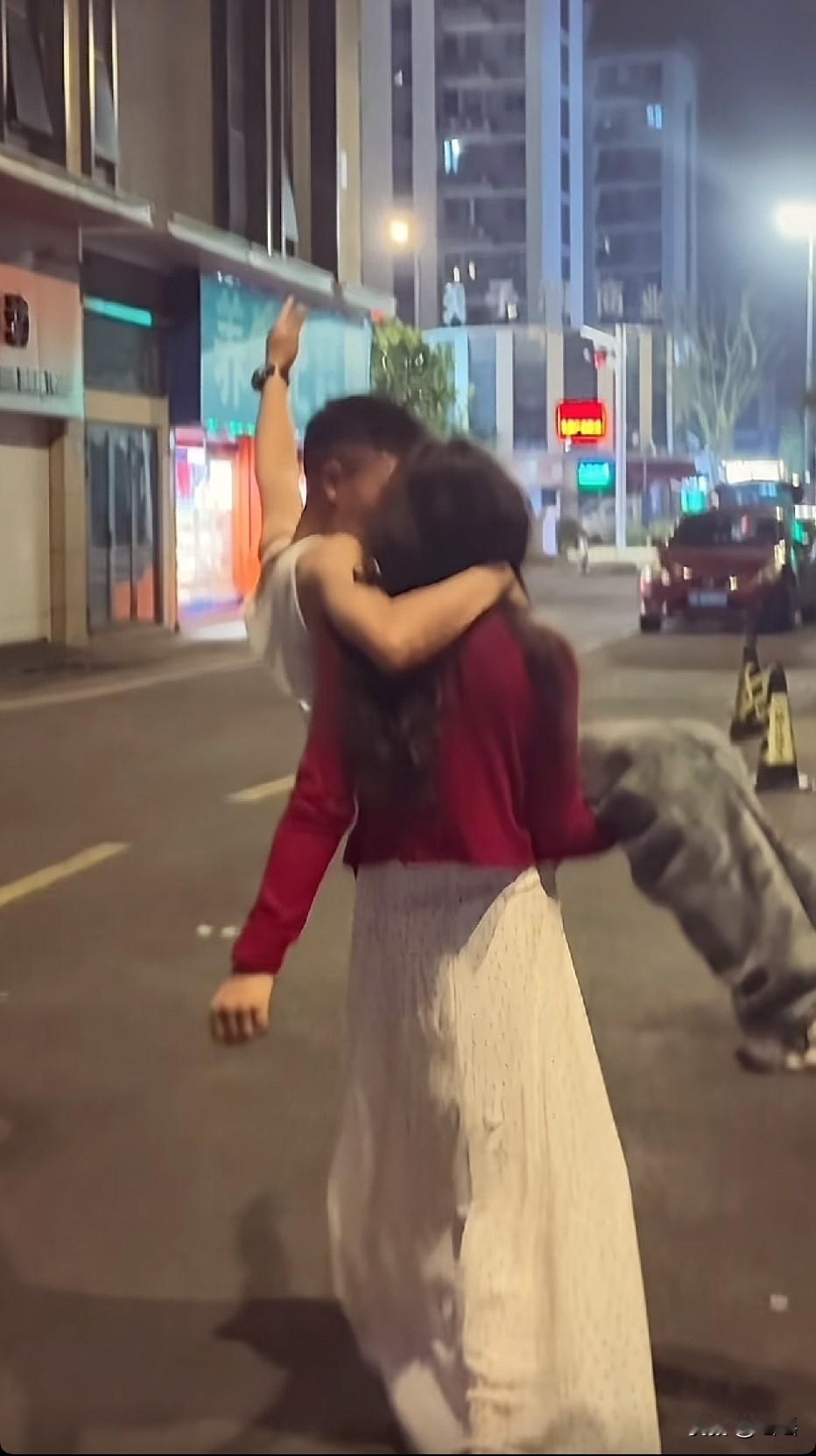 单手拎起女朋友