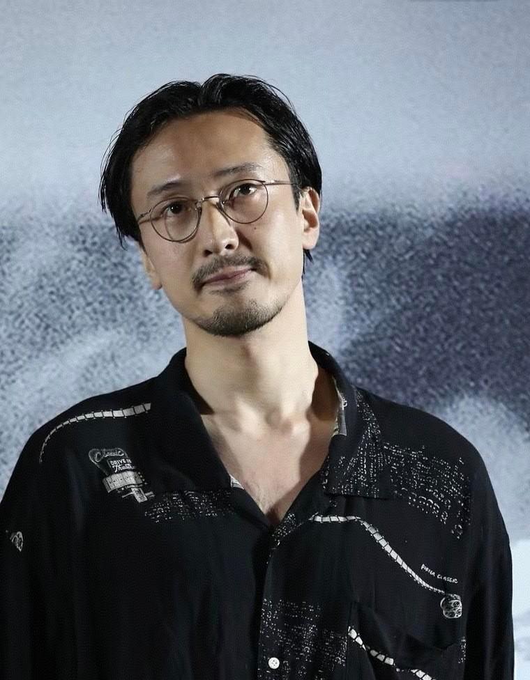 他不是流量，是硬扛角色的人。《爱情公寓》里逗你笑，转身就瘦成鬼演《药神》。《