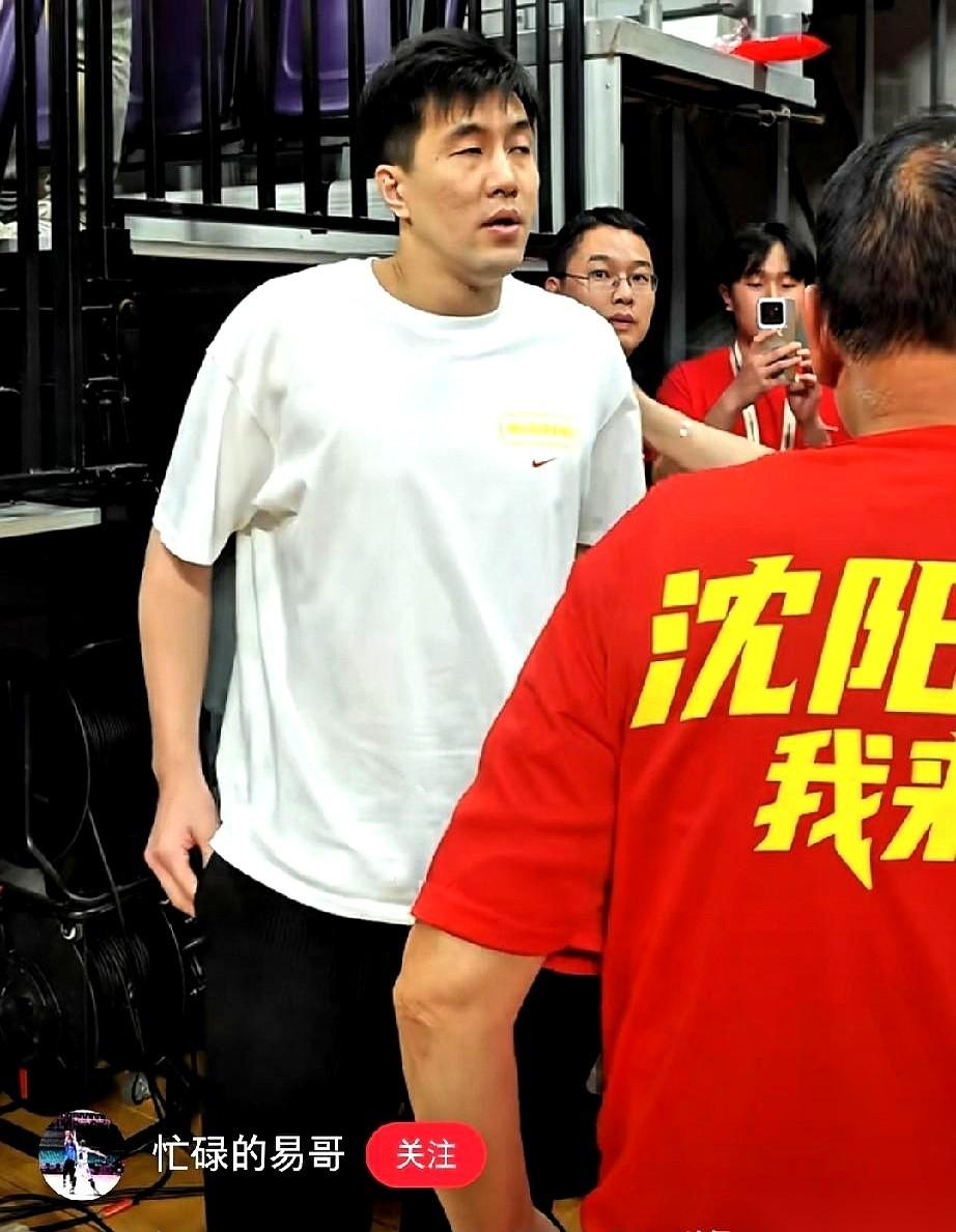 最扎心的一幕是什么？不是输球。是郭艾伦，一个连大名单都没进的人，坐在看台上，