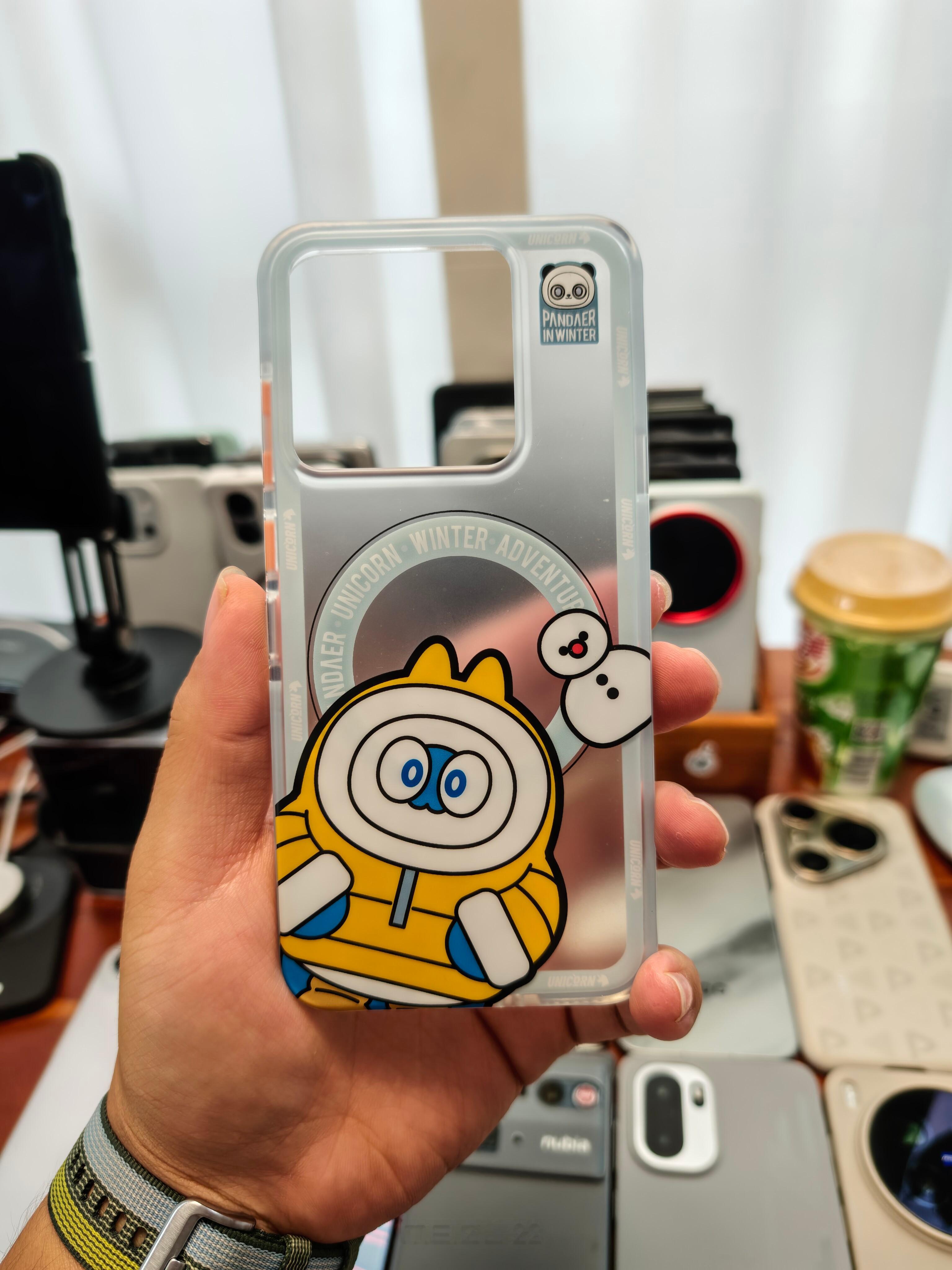 魅族22的手感确实是非常好，但是带上他们家PANDAER的手机壳手感就一