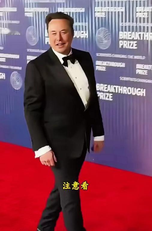 大家有没有发现？马斯克的胸腔比普通人大很多，总感觉他是一个机器人，里面藏着复杂的