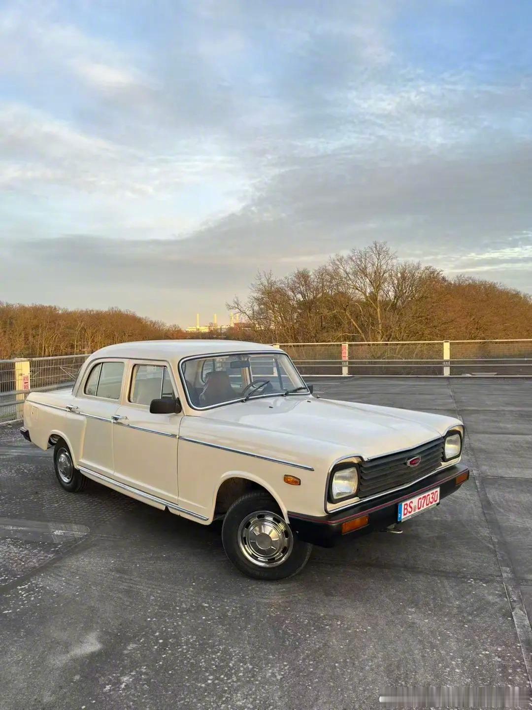 老车的魅力，你认识这辆车吗？（图源网络，侵删）