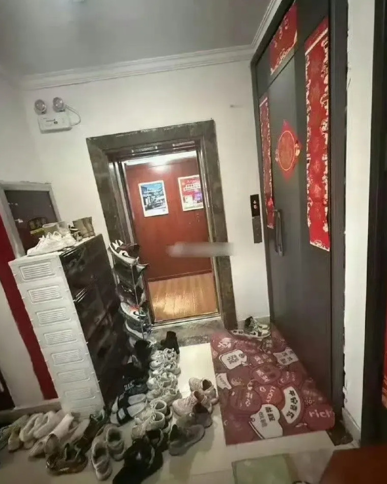 遇到这样的邻居，卖房都要搬走啊。物业居然也不管一下啊[笑着哭][笑着哭][笑着哭