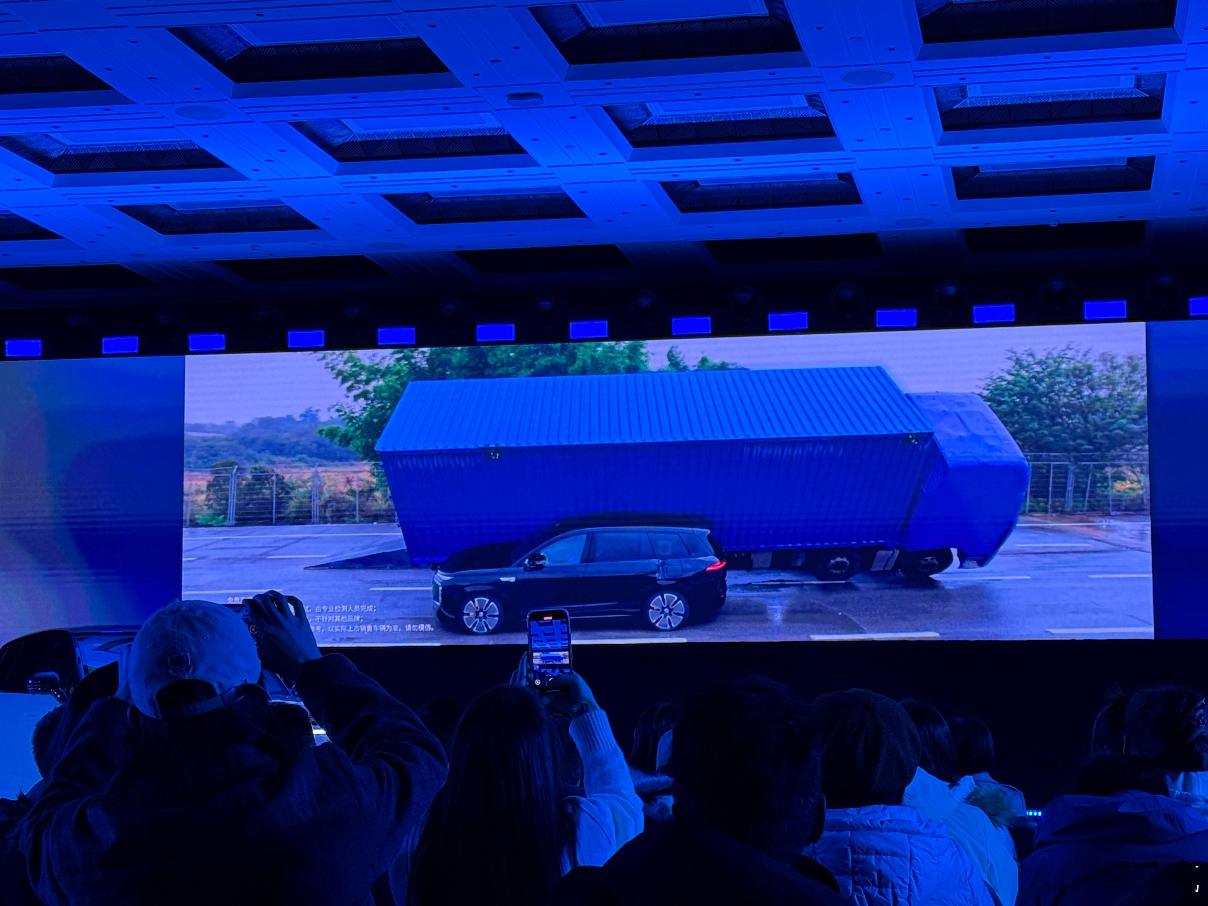 腾势N8L的碰撞测试，已经把货车的车头全部遮盖住了[捂脸哭]​​​