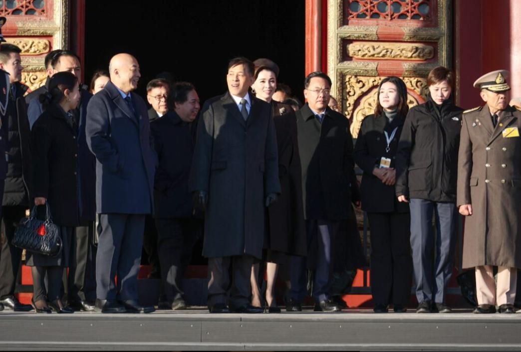 泰国国王站在大殿前，放眼眺望北京故宫，有一种指点江山的既视感，这表情和在泰国王宫