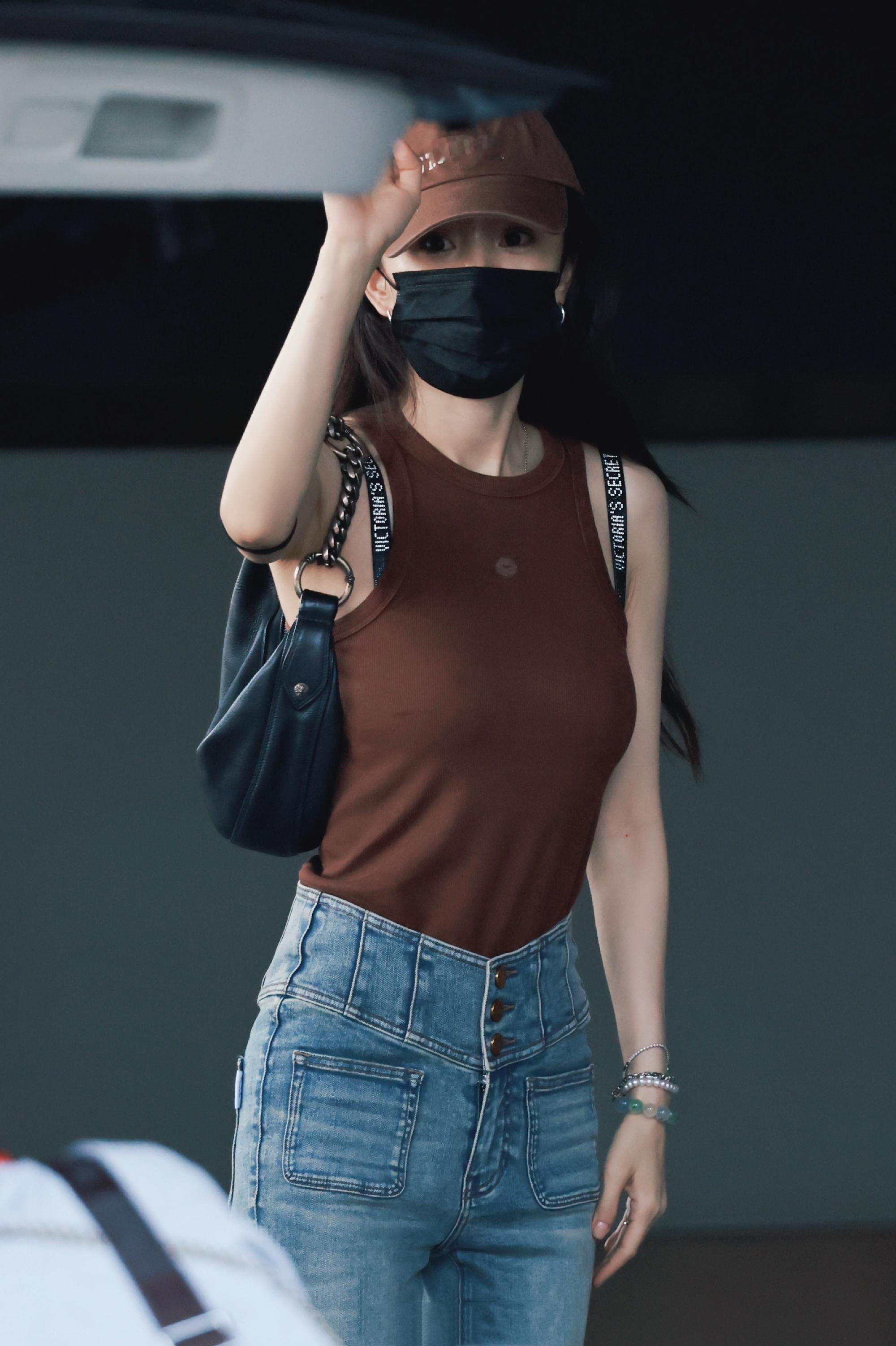 杨幂私服好美，黑色背心牛仔，简约清爽。杨幂