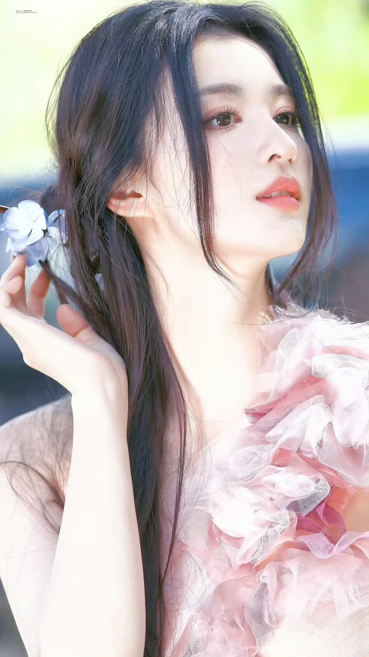 王楚然提抹胸就喜欢大大方方的活人感美女