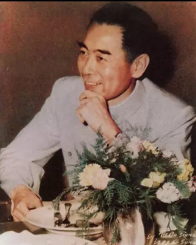 有一次周总理在怀仁堂，宴请印度总理尼赫鲁。两国政府首脑举起酒杯，正往一起碰呢，忽