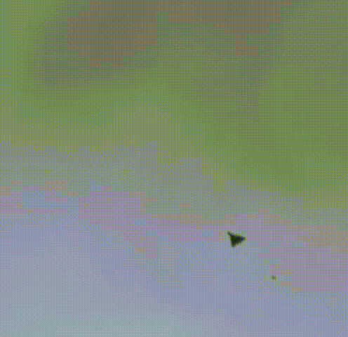 非常罕见画面，无人机在俄乌战场已经被用出神奇效果，一架无人机在前方飞行，好像是俄