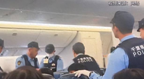上海飞旧金山女子砸餐具、朝空乘吐口水！6月24日航班，从上海浦东起飞前往旧
