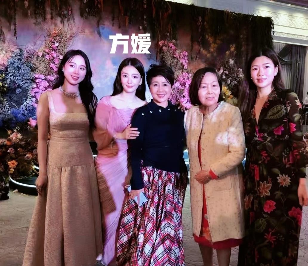 四太梁安琪和方媛那张合影，才是这场澳门婚礼答谢宴最值得细看的一张。奚梦瑶何猷君补办婚礼，何家三房四房