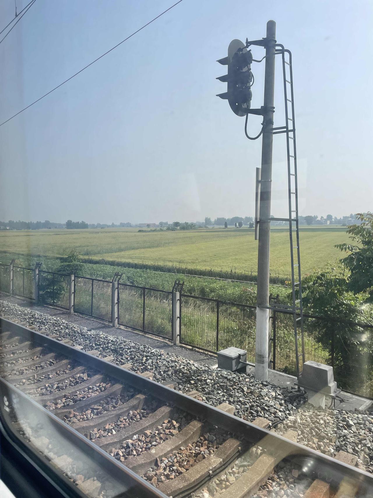 从农业生产条件看，南阳优于襄阳。南阳是一望无际的麦田，襄阳有山地丘陵。所以如果单