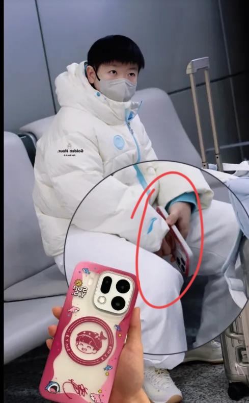 孙颖莎也太会自宠了吧！手机壳直接印自己，可爱值直接拉满啊！这波操作直接让网