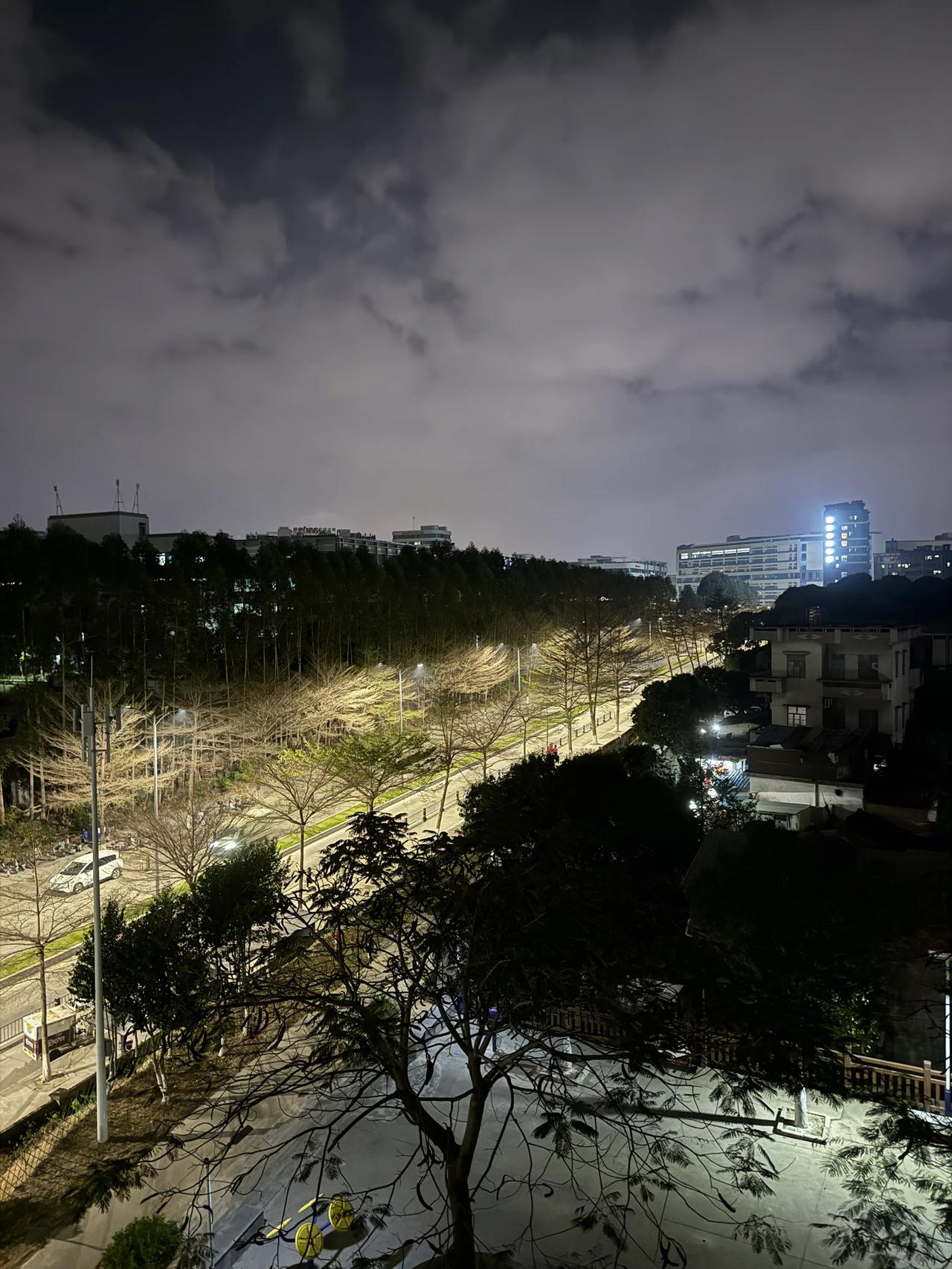 失业的日子实在太酸爽，天天自己住大房子，睡倒自然醒，一日三餐吃火锅，吃潮汕火锅吃