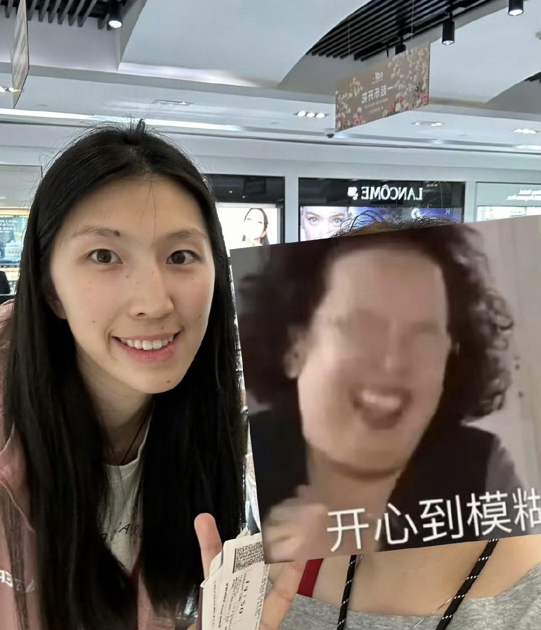 转发网友图片，中国女排在昨天17：30已经抵达首都机场，网友和吴梦洁合影。U1