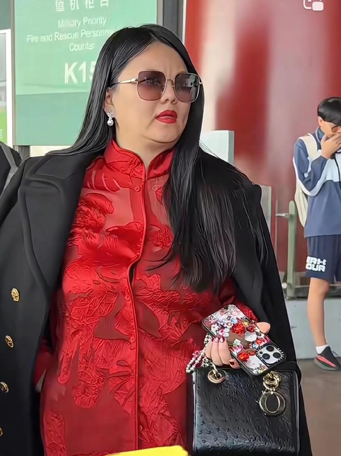 主持人李湘曾经是那么好看的一个人，谁能想到现在却胖的变了形。从李湘现在的样子让我