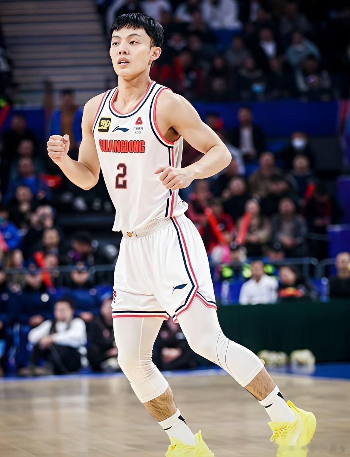 今日徐杰与庞峥麟表现旗鼓相当！徐杰，25岁，身高1.79米，本场出战34分钟，投