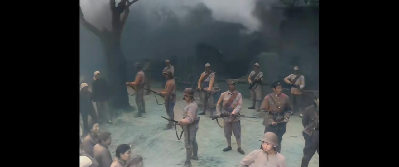 别被抗日神剧骗了，现在的导演连枪都不会端。你看到的日军哨兵，把三八大盘横端在