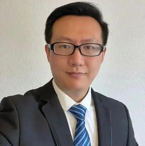 2022年，楼上的声响激怒了化学博士李旭明，他没有选择报警评理，而是抓起针筒，