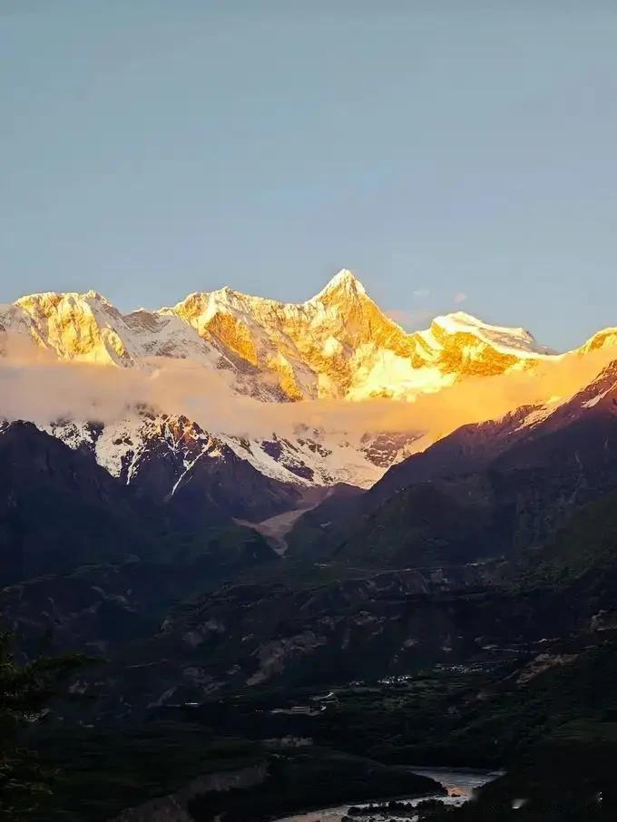 哎呀，你能拍到雪山真的很不错，我等了半天也没见云散，有对黑龙江的小两口自驾专门看