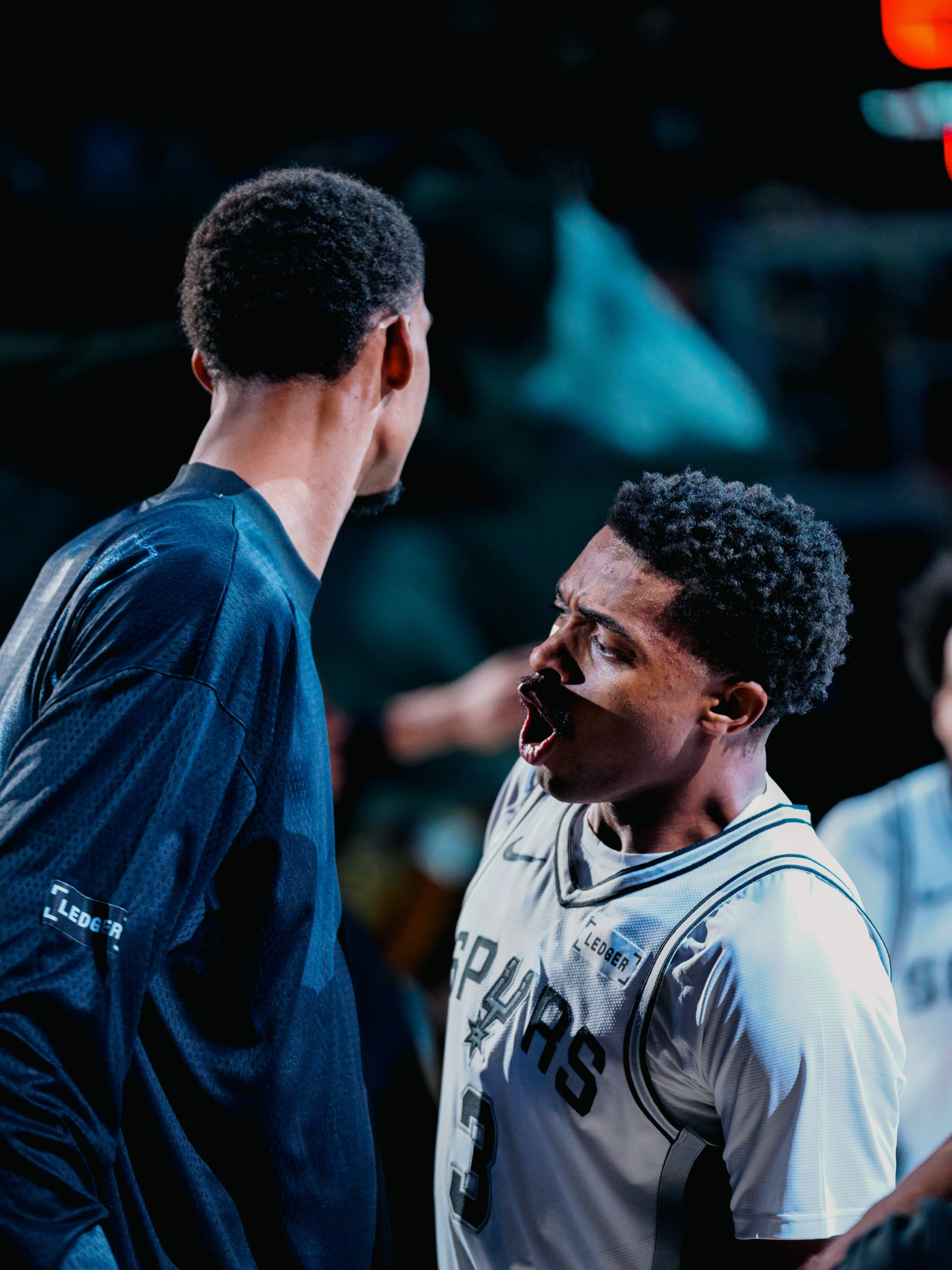 🏀凯尔登-约翰逊让这支年轻的队伍更加团结！马刺酷图圣安东尼奥马刺NBA吐槽大会