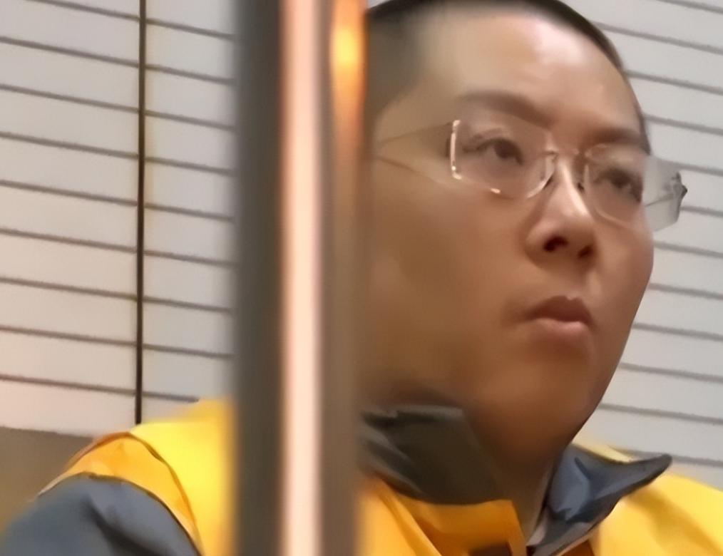 短短18个月就挥霍掉380多亿公款，平均每个月直接烧掉20多个亿，不仅买空奢侈品
