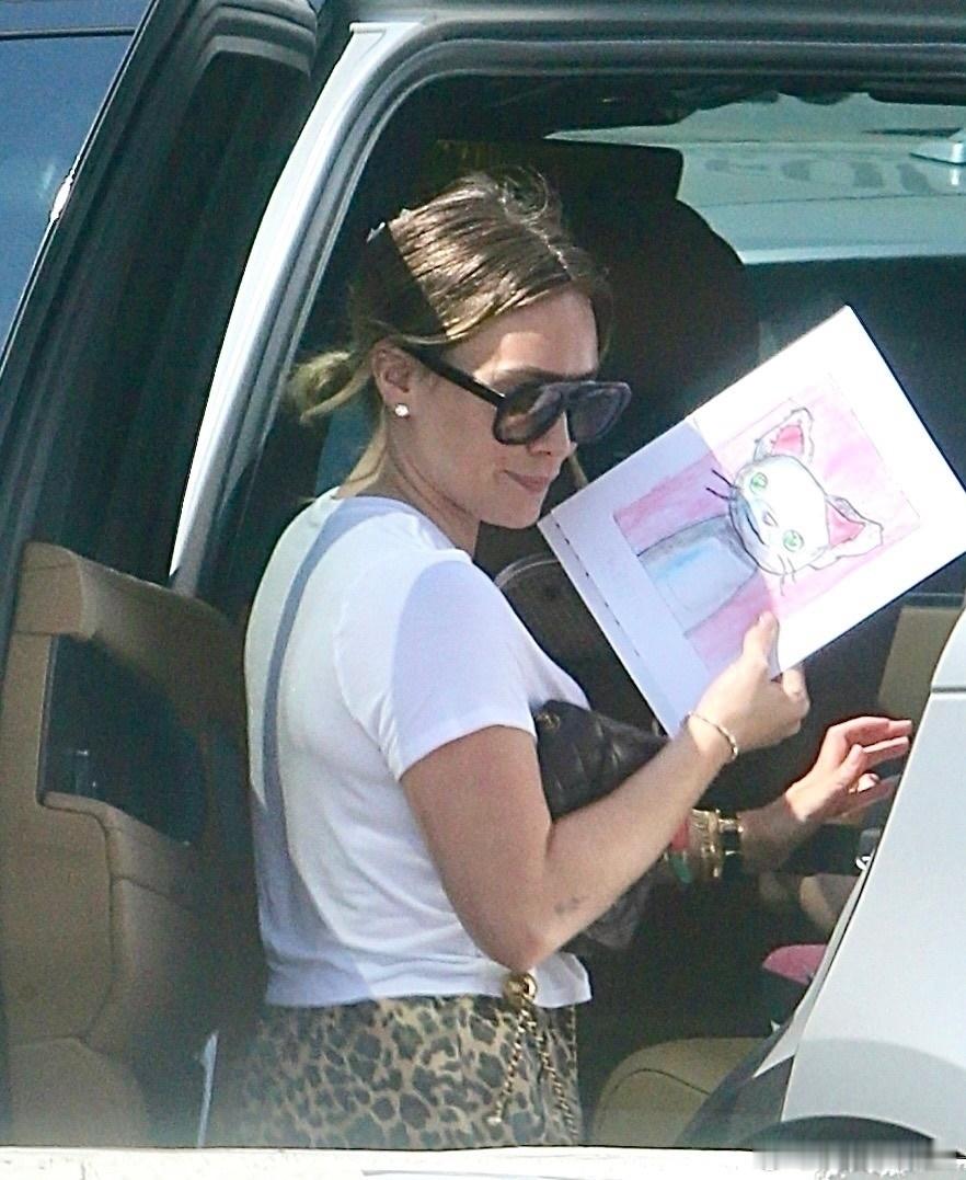 Hilaryduff希拉里达芙在洛杉矶外出，送两个女儿banks和mae上美术