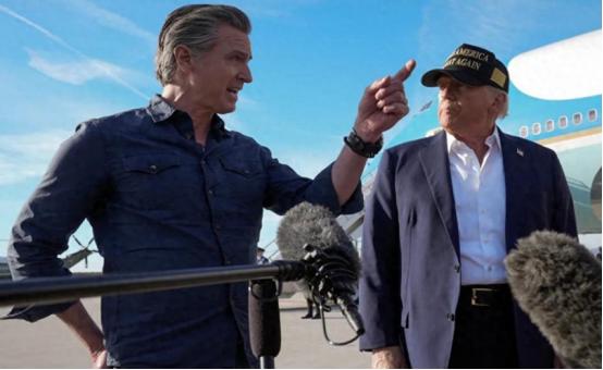 美国爆发大规模混乱后，被联手逼宫的特朗普，开始认怂了 以前他总说“不会发动