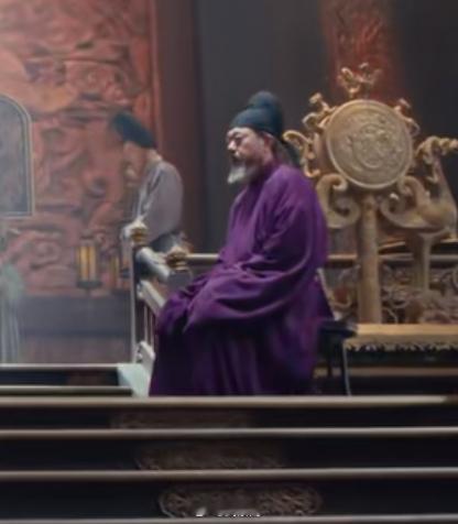 电视剧《太平年》开头就是从儿皇帝石敬瑭讲起，他旁边有个老头穿着紫袍的，就是长乐老