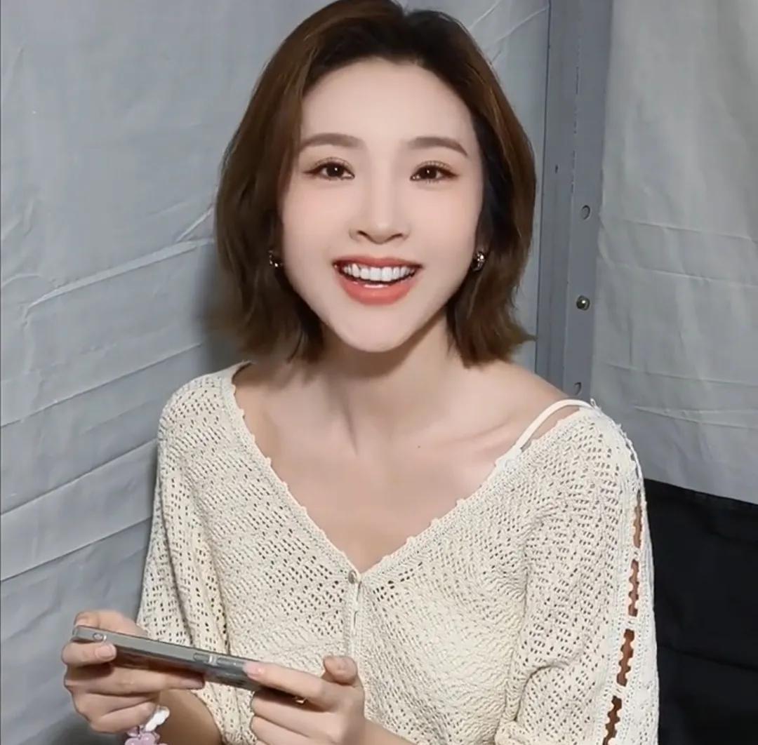 唐艺昕，女星里面属于清流的那种了，不得不说唐艺昕的笑容很有感染力，这么漂亮，那