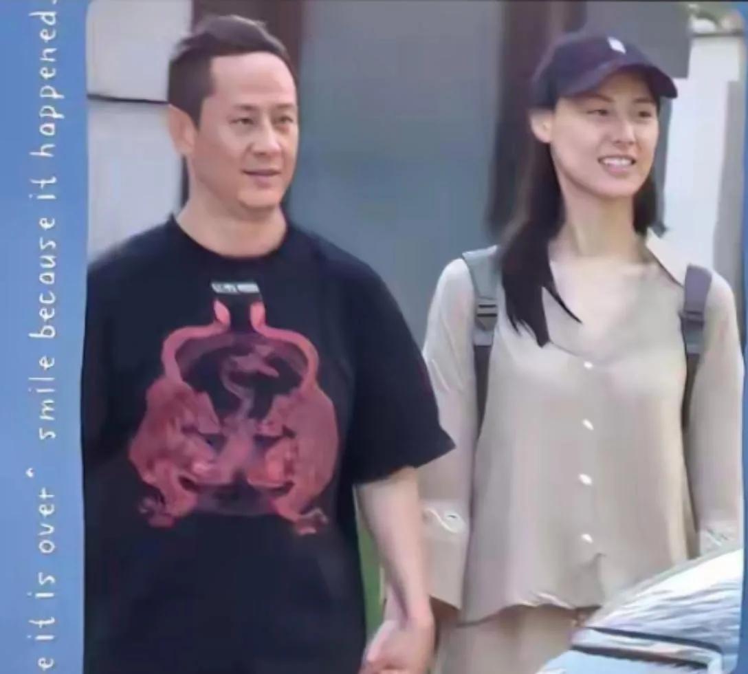 梁洛施有新男友啦！男友看上去身材适中，胖瘦合度，皮肤白皙，法际线后移，颇显成熟，