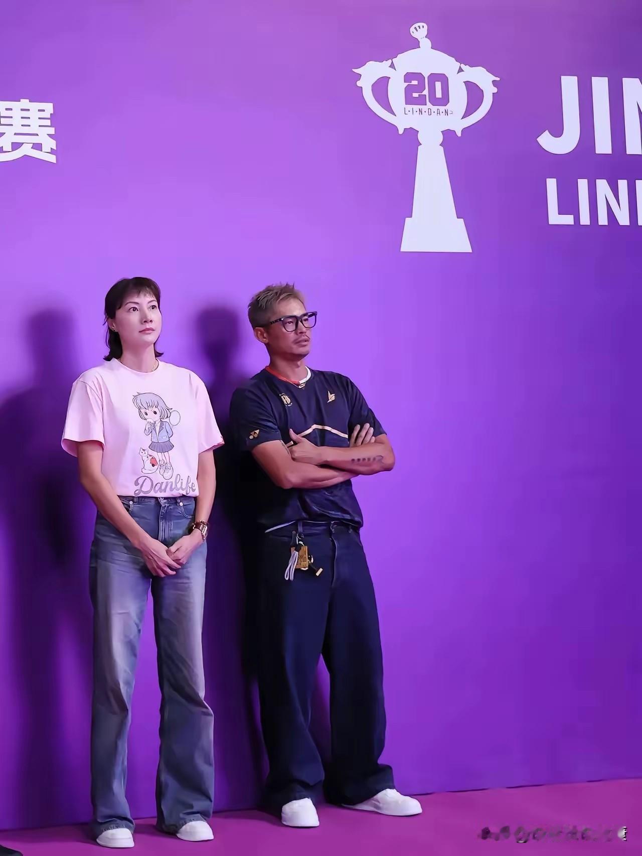 林丹谢杏芳同框似陌生人，背叛后的婚姻难回温！林丹和谢杏芳一起出席活动的照片