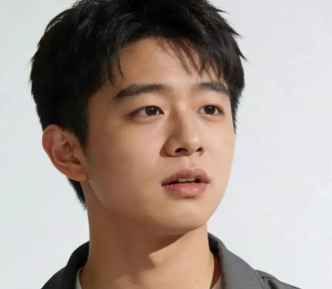 郭麒麟今年没出现在钢丝节舞台，人直接泡在常州片场拍年代剧《入局》。钢丝节办了八