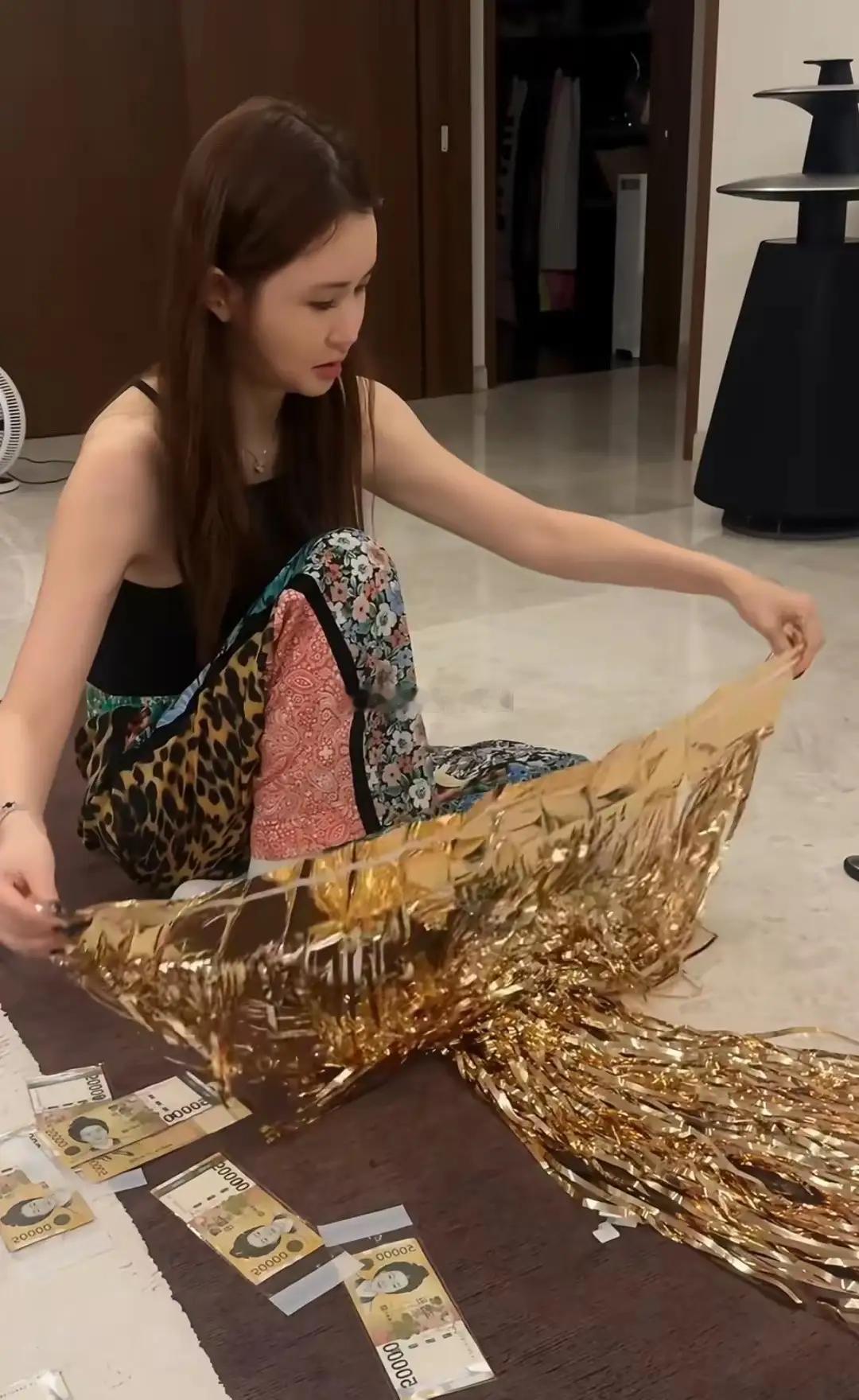 2年前，李多海嫁给了韩国歌手崔东旭，二人举办了盛大婚礼。值得一提的是婚后俩人并未