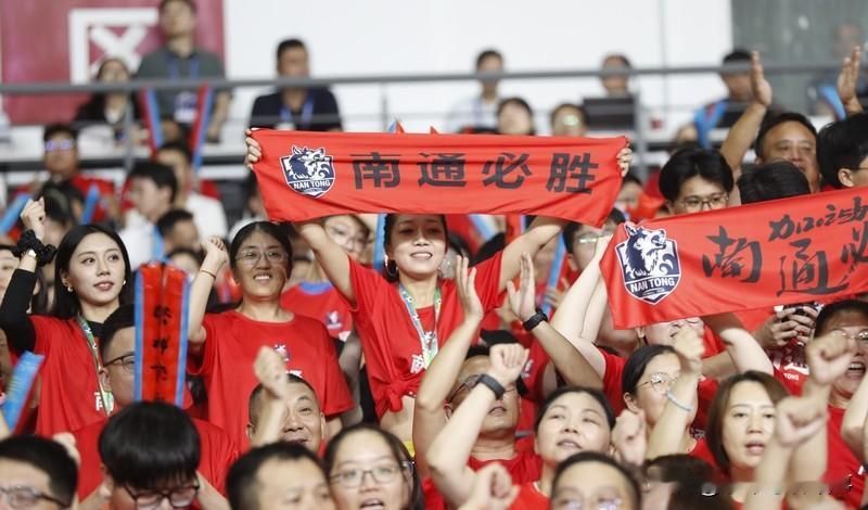 惊！南通5:0大胜淮安，足球赛场展现碾压实力在近日结束的一场省际足球赛事中，南