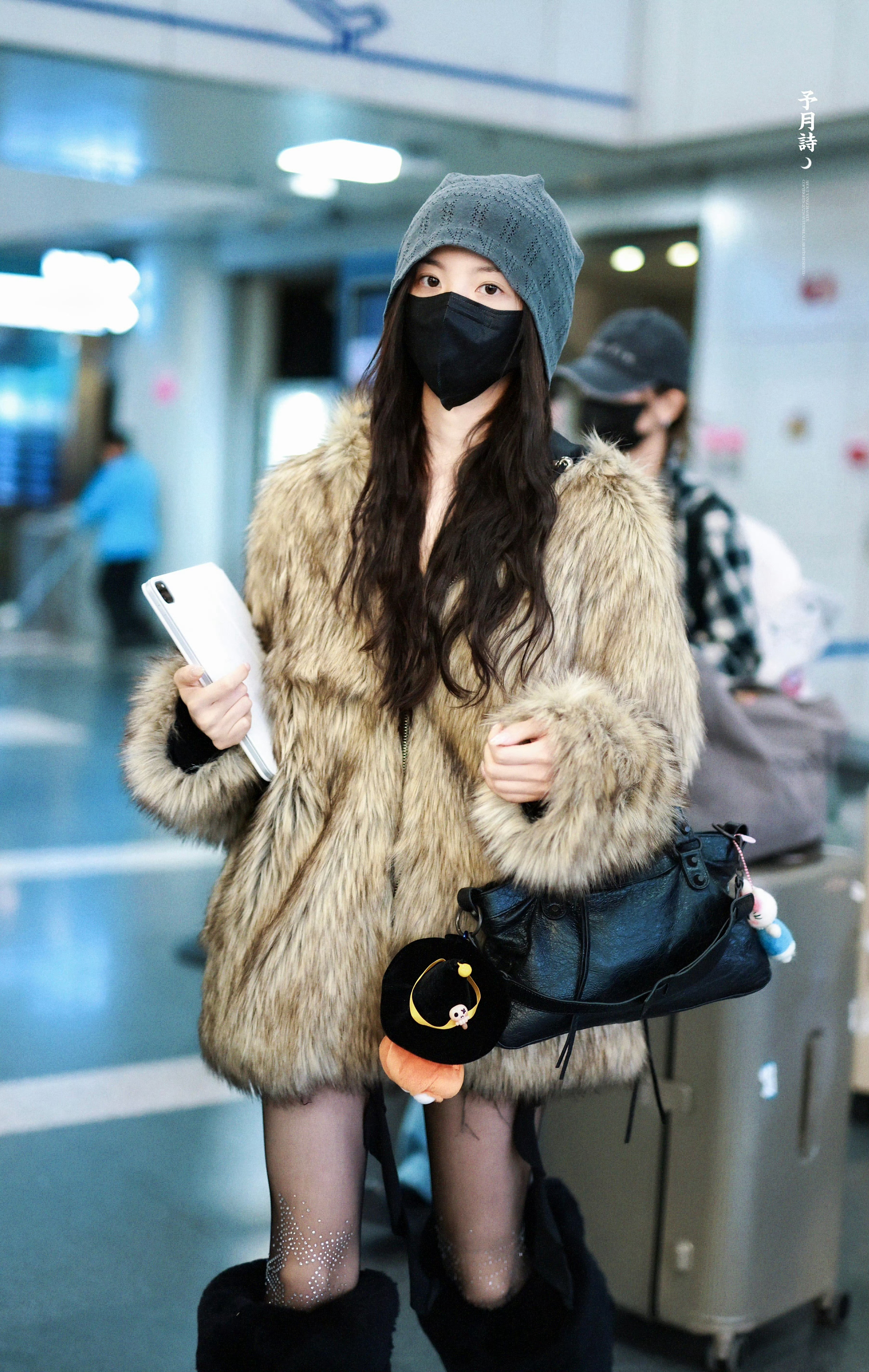 杨超越今日机场私服穿搭，皮草配黑丝又飒又辣，这套造型感好强杨超越机场私服穿搭
