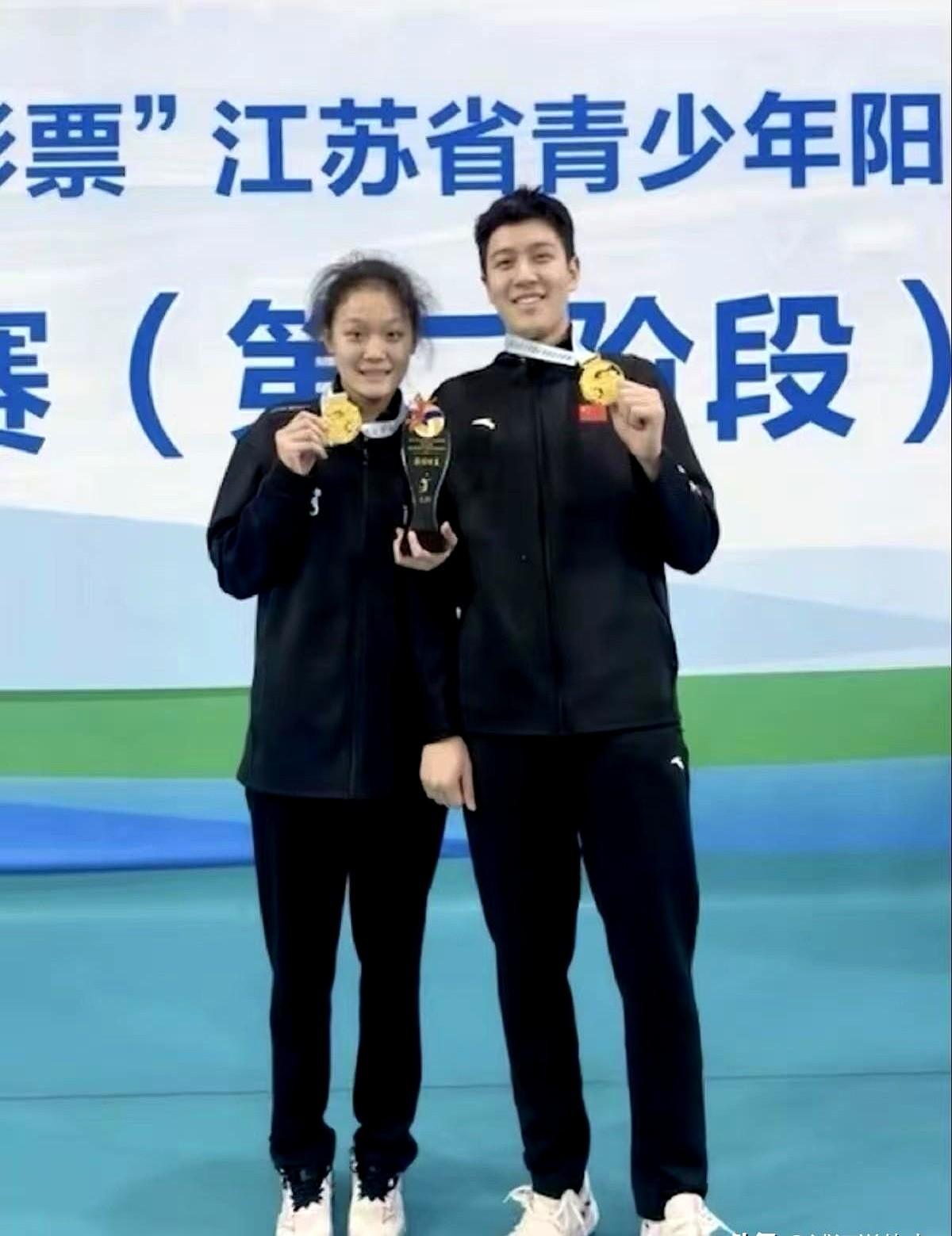 江苏排坛双胞胎兄妹魏凡博/魏伊杉再次同时站上领奖台。龙凤胎兄妹实力不俗，妹妹