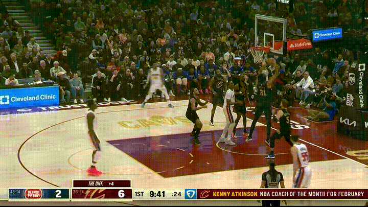 骑士超级球星哈登真是后撤步三分的神！在今天骑士主场迎战活塞的比赛中，当时比赛进行