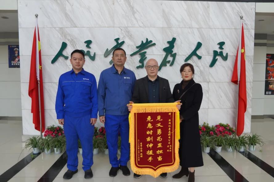 【眉山：按压10分钟抢回一条命！仁寿两位热心市民茶馆跪地救人】2月26日上午，获