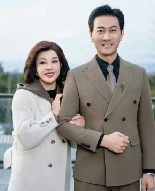 75岁的刘晓庆和一位80后男演员拍了一部短剧，剧中还领了证！