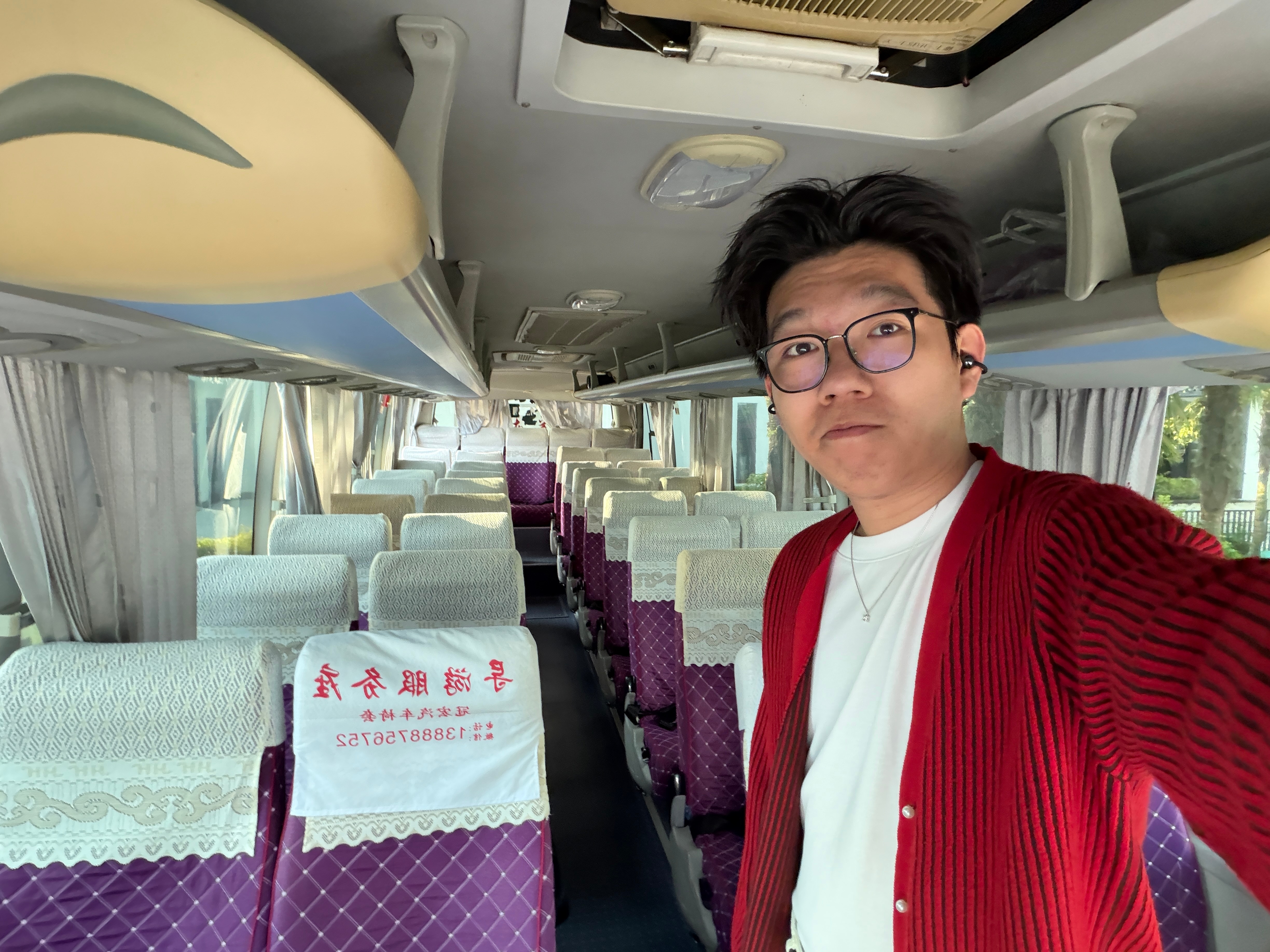 今儿上大巴发现没人，油菜非要试试……🌚​​​