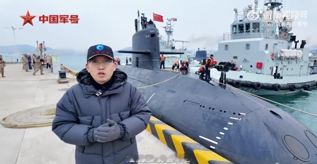 美：听说你家池塘里突然冒出个“深海巨兽”？中：啥巨兽？大惊小怪的。美：别装