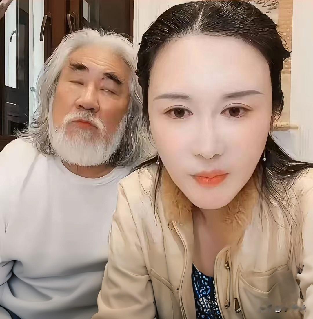 杜星霖真是个狠人，老公张纪中都74岁了，她居然还拉着他直播，从晚上9点播到1