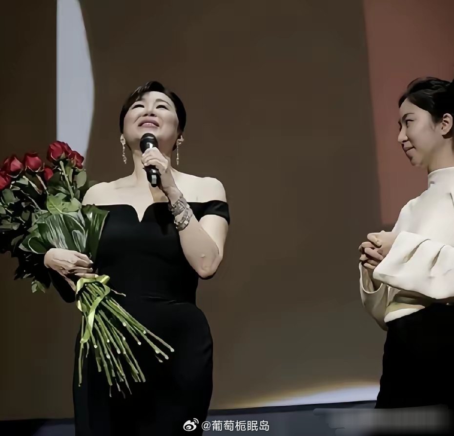 8月2日，林青霞长女邢爱林，31岁，和男性朋友现身干妈施南生追思会，长相随爸爸邢