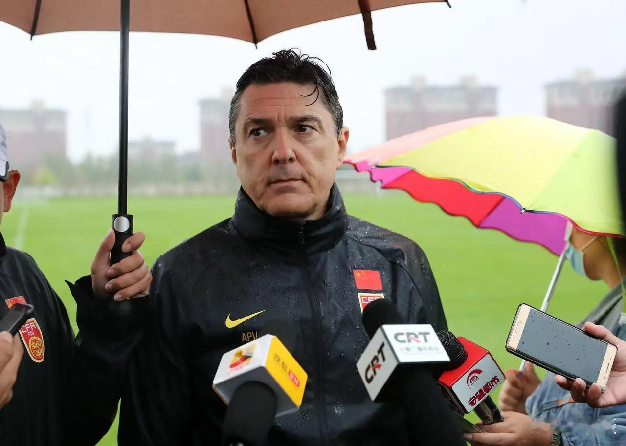 U23主帅奥东尼奥：3句话了解下1、安东尼奥1972年出生于西班牙，球员时期