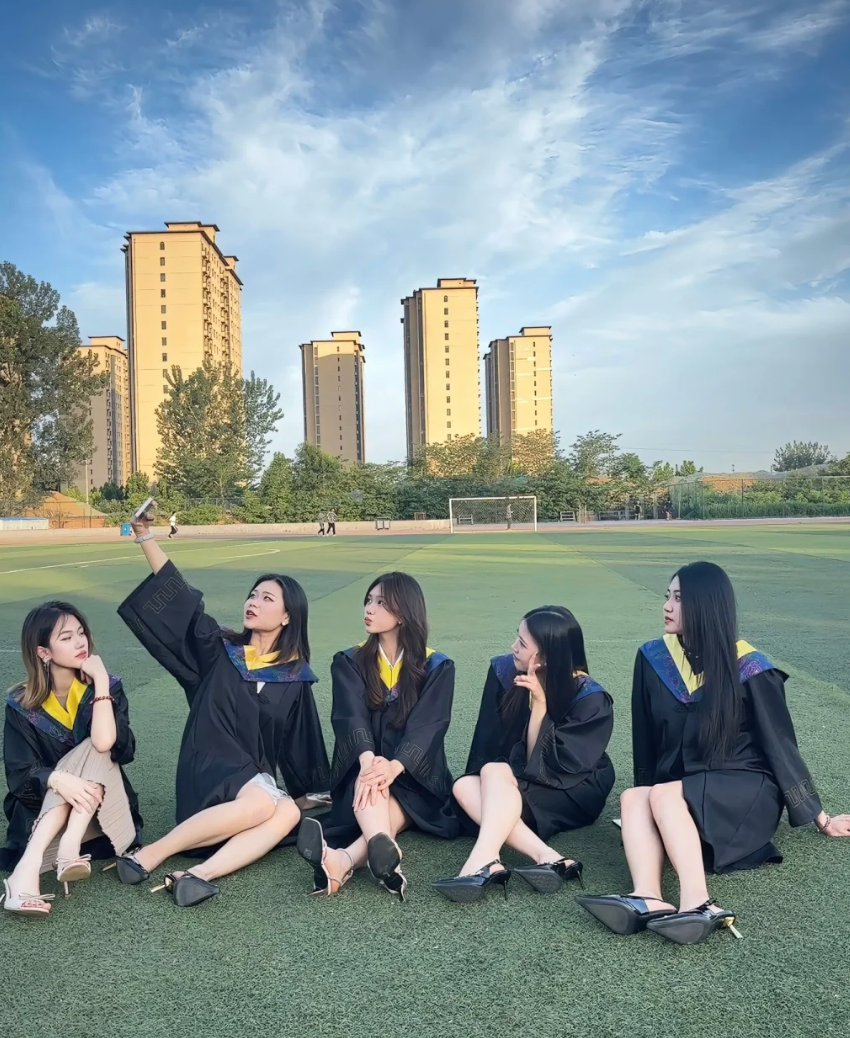还记得我们那时候拍毕业照还是剪刀手
