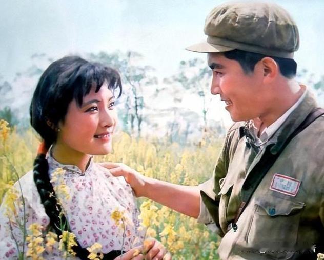 唐国强和刘晓庆也是40多年的友谊啦，1980年《小花》唐国强和刘晓庆唯一一次的合