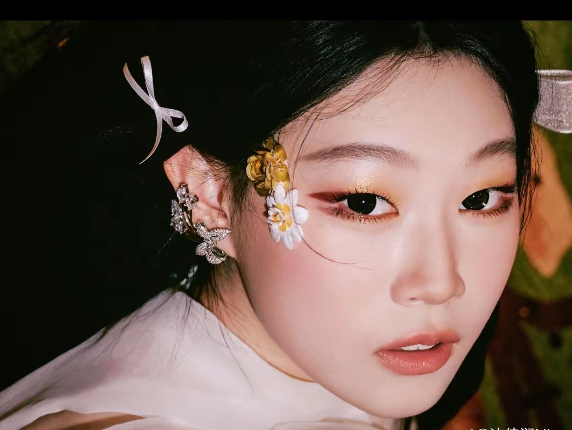 沈佳润再度火了这次刚一上台，就唱跑调了最惨的当属毛不易见她唱不上去，便带着