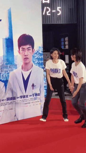 李沁没上台前，感觉周笔畅也没比演员差哪去，冯文娟也是美的，但真的没有美到把周笔畅